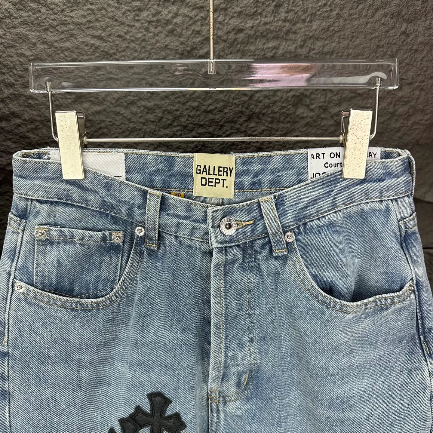 P290 GALLERY DEPT. Co-branded 2025 new multi-stitched cross patch leather couple style loose washed flared jeans 🔥High version🔥High version🔥 Top ceiling quality Styles with different washed textures are very friendly to people with thin legs and thick legs. The straight version is very flattering to the leg shape. Moderate length that never goes out of style, easy to match with casually, basic styling for various styles, a must-have in the wardrobe! The fabric is stiff but also makes the upper body soft without losing texture. The washing process is even more perfect. It is a must-have item for everyone! ! ! Washed wheat, hang tag, pants label, complete with three labels Color: light blue Size: 28, 30, 32, 34, 36 (five sizes)